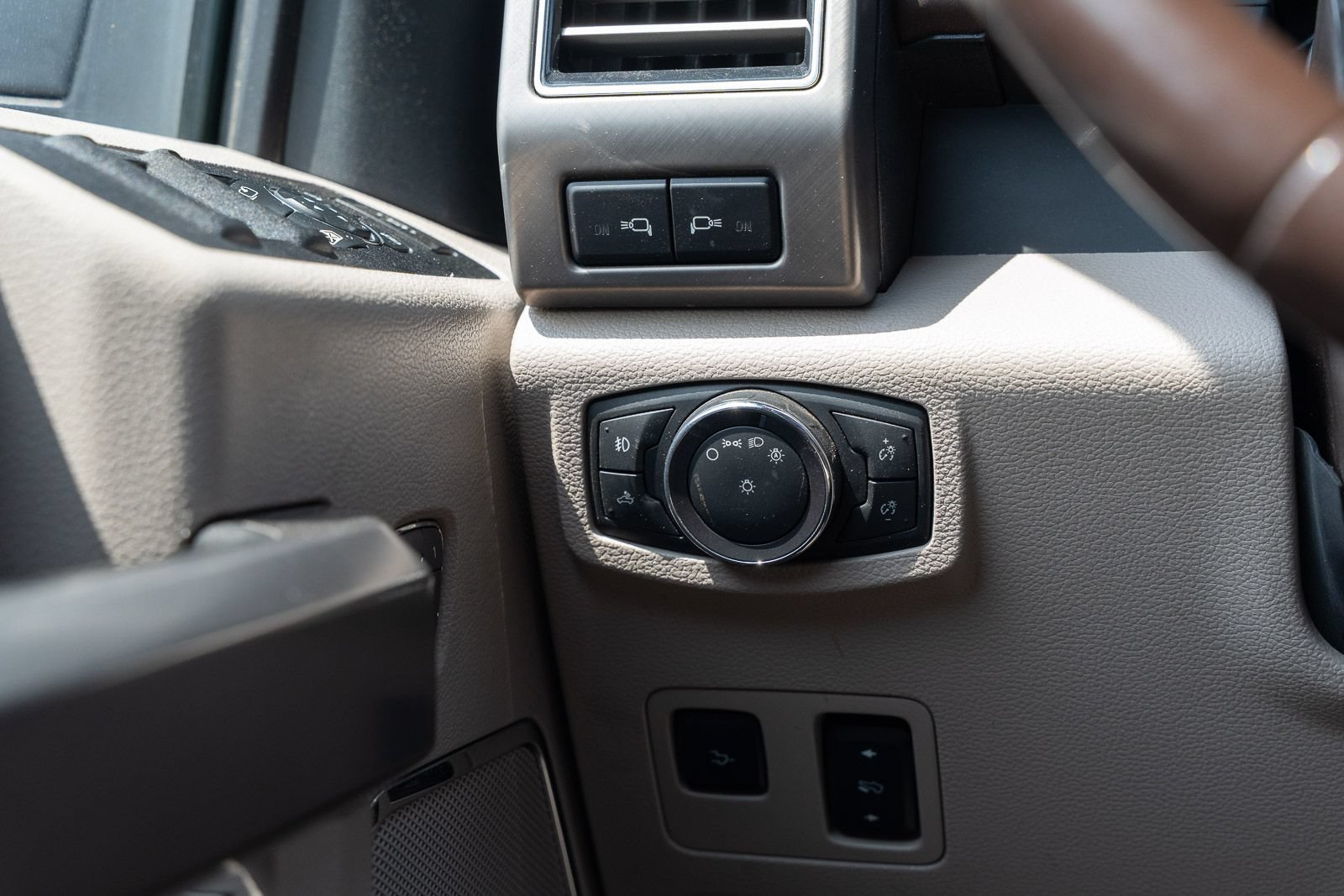 Certified 2019 Ford F250 Limited w/ FX4 Off-Road Package AWD/4WD image 26