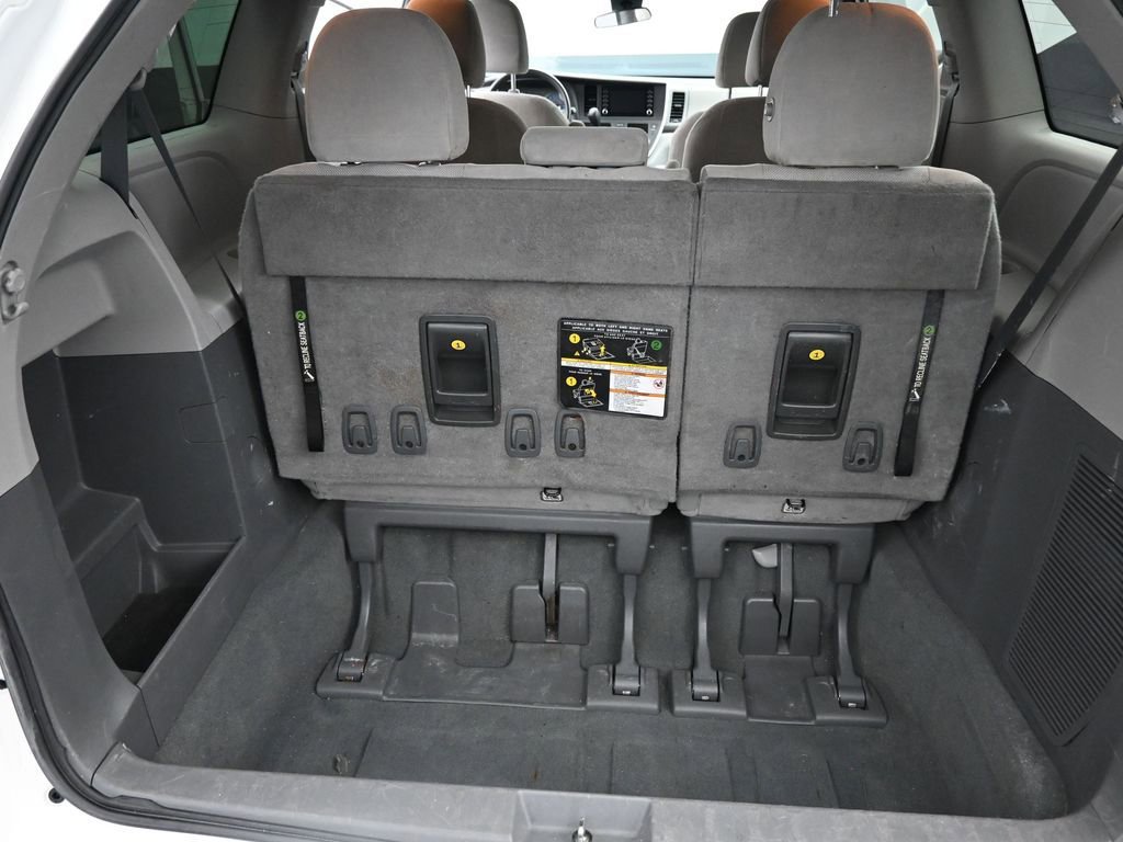 Used 2020 Toyota Sienna L FWD image 13