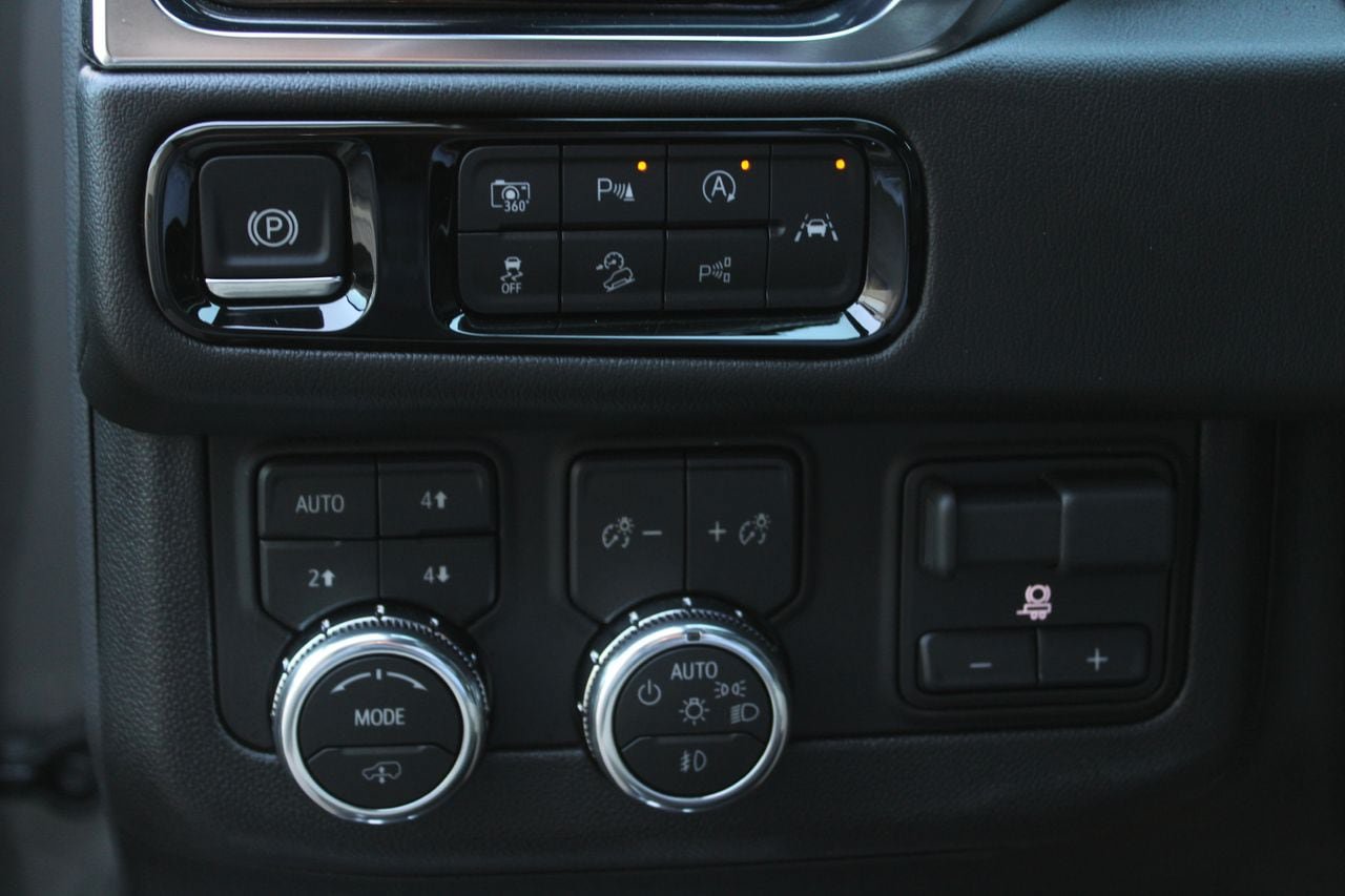 Used 2026 GMC Yukon Denali AWD/4WD image 21