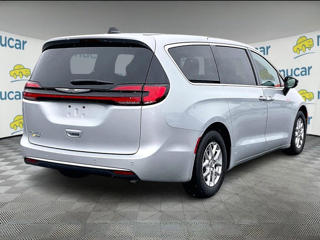 Used 2024 Chrysler Pacifica Touring-L image 6