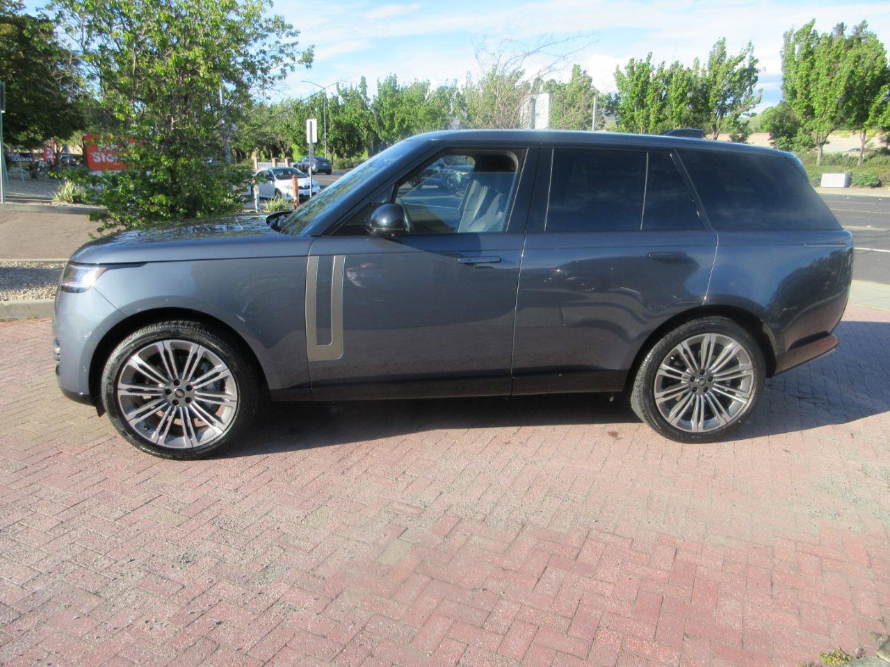 Used 2025 Land Rover Range Rover SE AWD/4WD image 3
