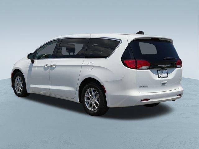Used 2023 Chrysler Voyager LX FWD image 6