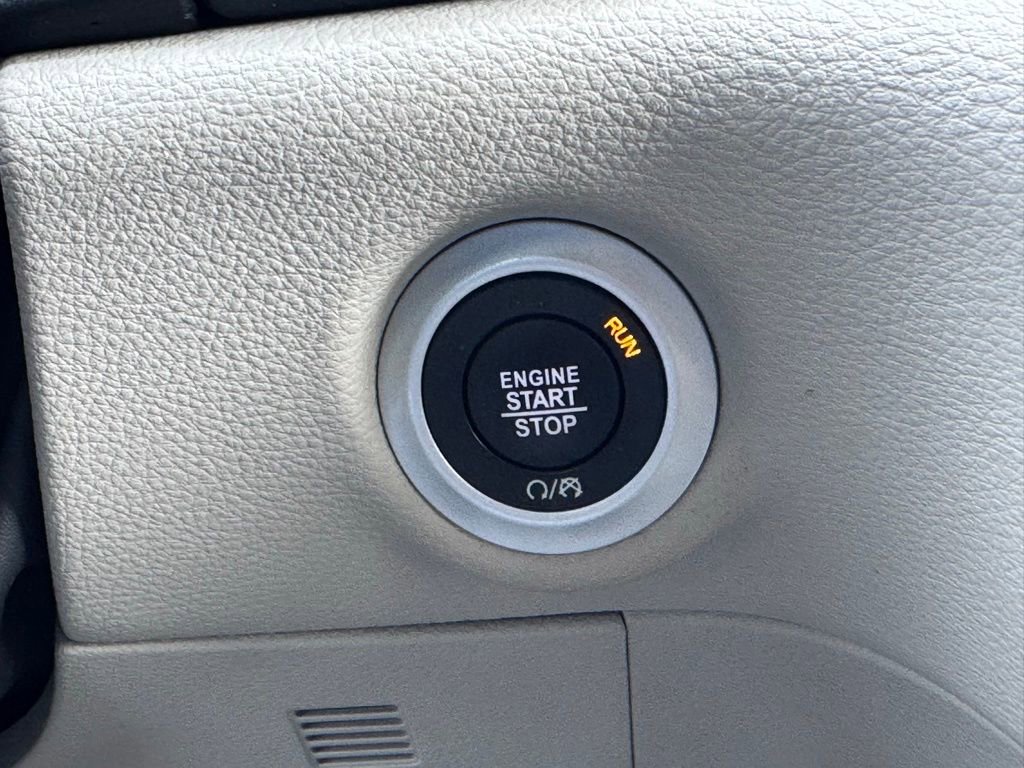 Used 2024 Chrysler Pacifica Select FWD image 6