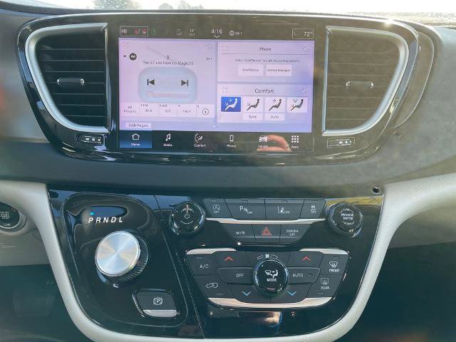 Used 2023 Chrysler Pacifica Touring-L image 7