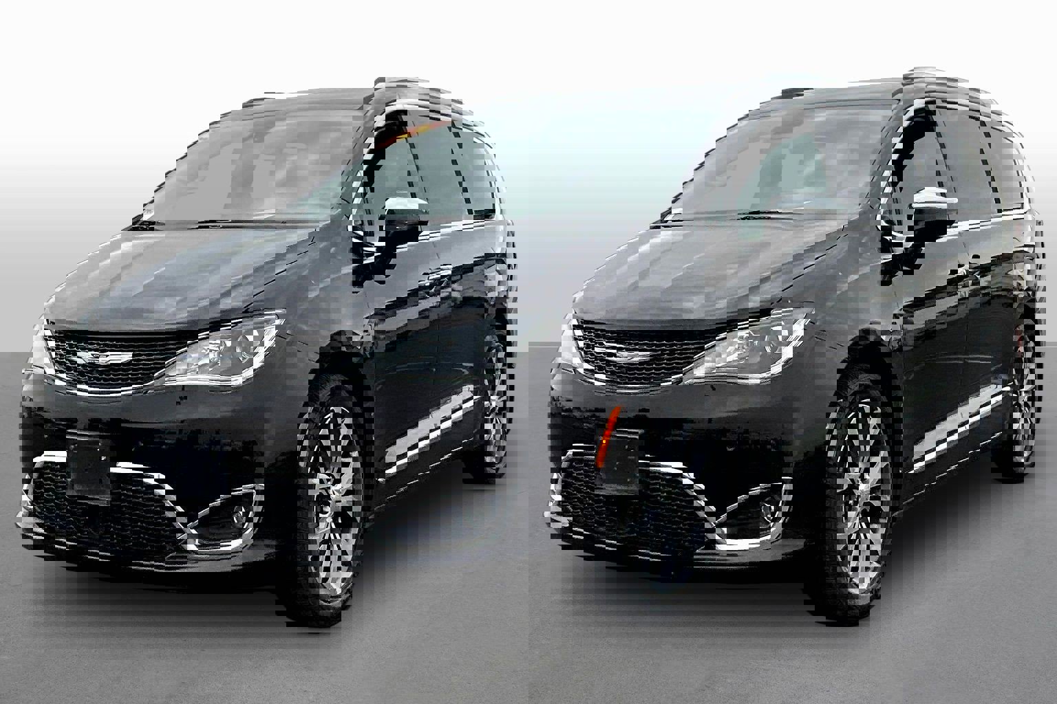 Used 2019 Chrysler Pacifica Limited w/ Advanced Safetytec Group FWD image 1