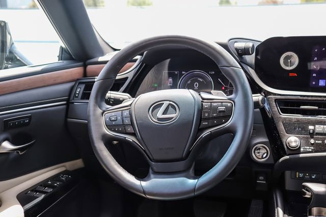 Used 2025 Lexus ES 300h w/ Premium Package FWD image 17