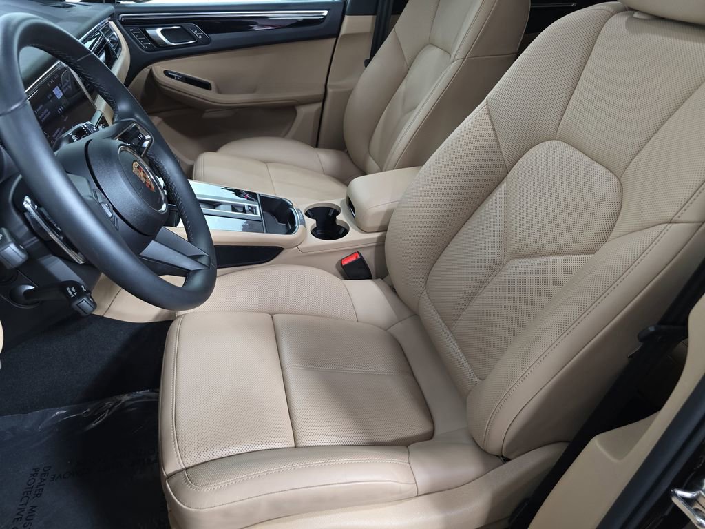 Certified 2025 Porsche Macan image 5