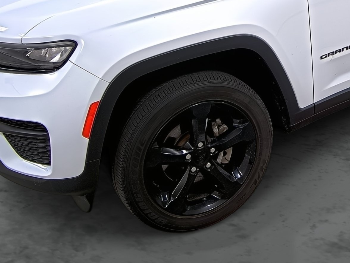 Used 2023 Jeep Grand Cherokee Altitude AWD/4WD image 7