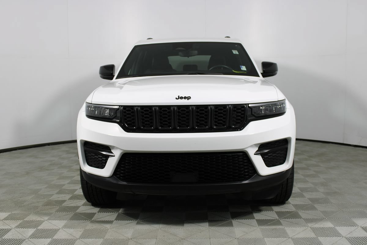 Used 2022 Jeep Grand Cherokee Altitude RWD image 2