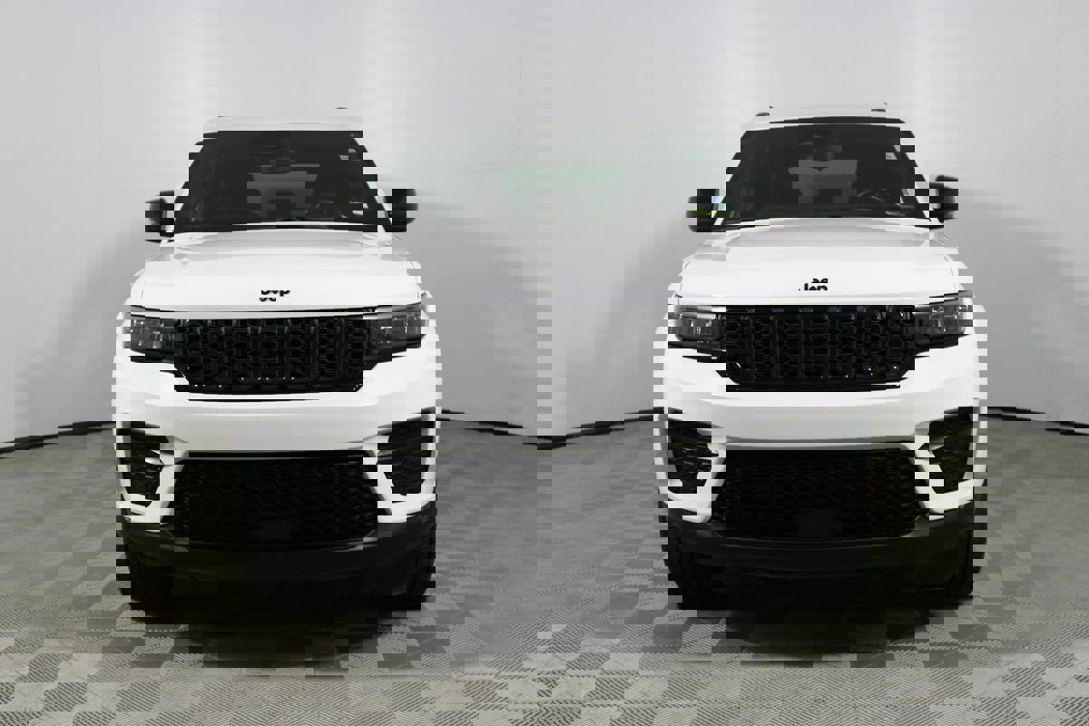 Used 2022 Jeep Grand Cherokee Altitude image 2
