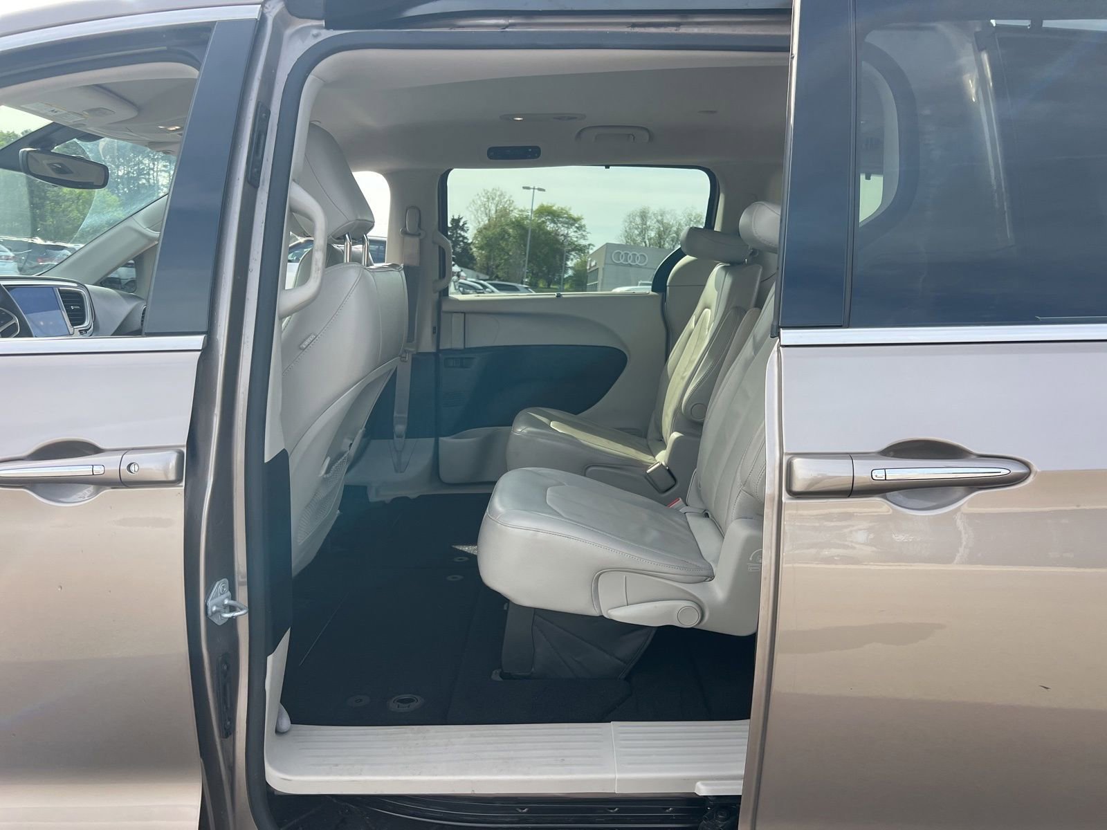 Used 2017 Chrysler Pacifica Touring-L w/ Tire & Wheel Group image 36