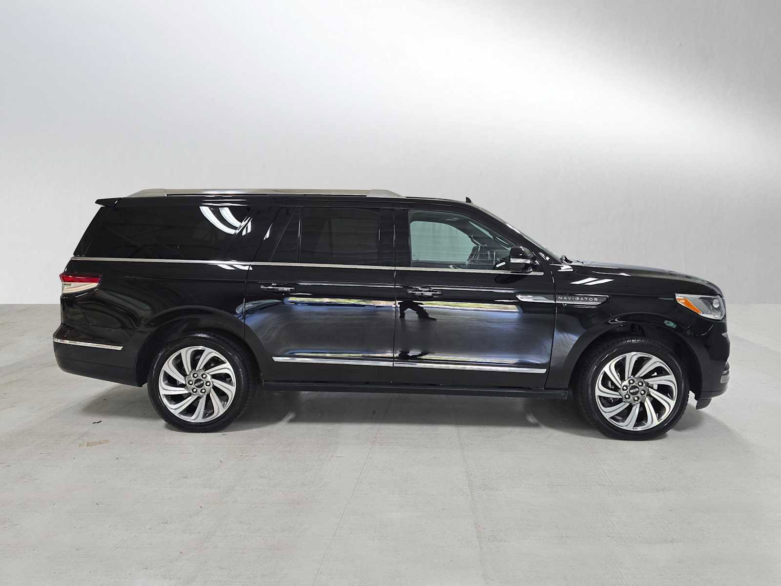 Used 2024 Lincoln Navigator L Premiere image 2