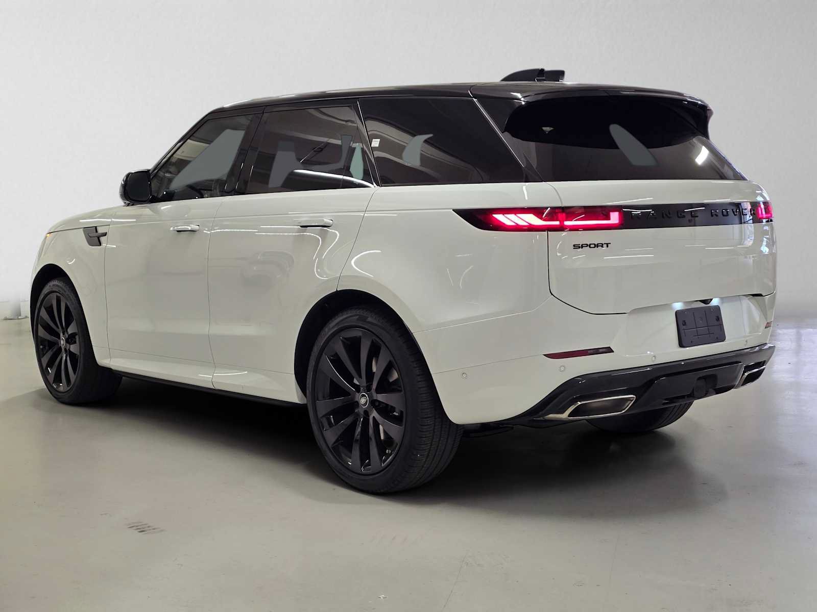 Used 2024 Land Rover Range Rover Sport Dynamic SE AWD/4WD image 3