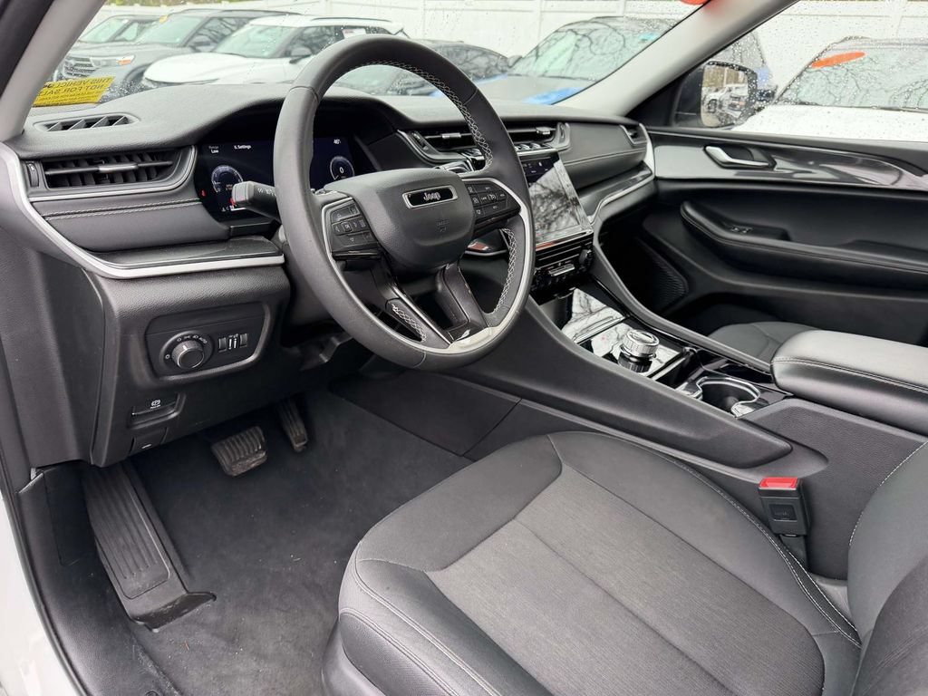 Used 2023 Jeep Grand Cherokee Laredo AWD/4WD image 16