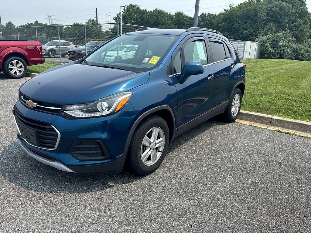 Used 2020 Chevrolet Trax LT w/ LT Convenience Package FWD image 3
