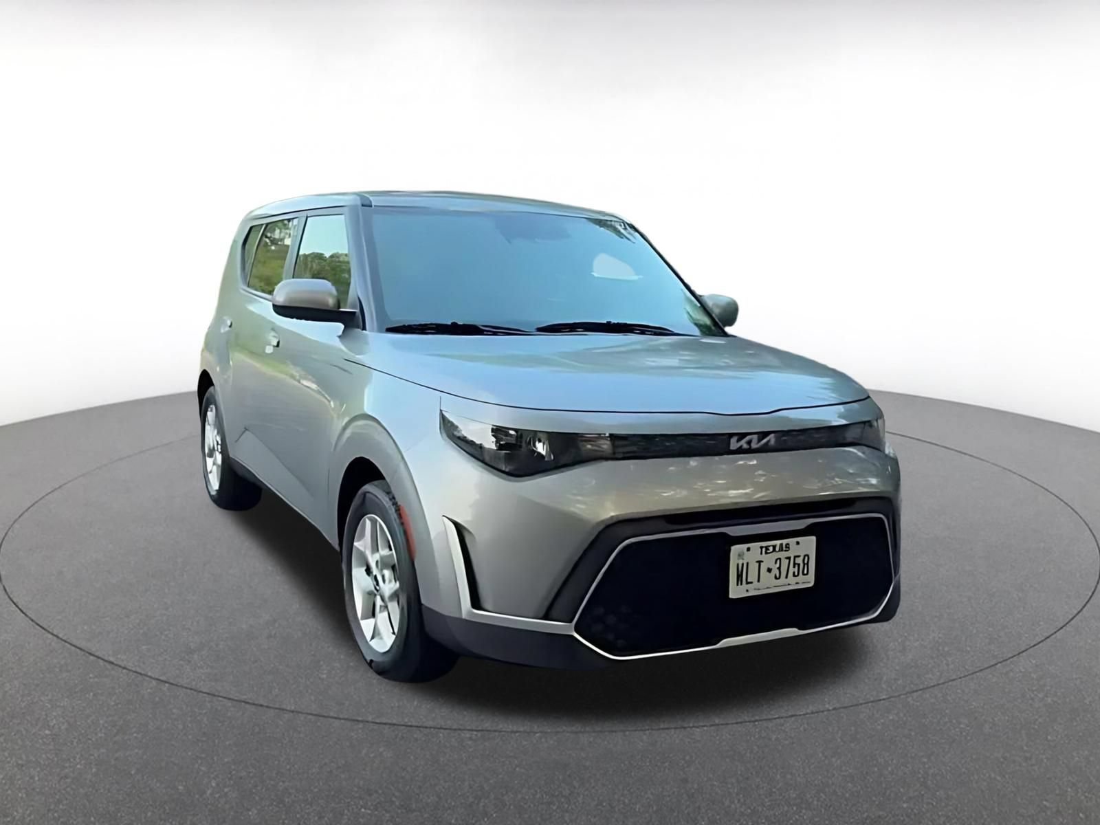Used 2025 Kia Soul LX w/ LX Technology Package FWD image 3