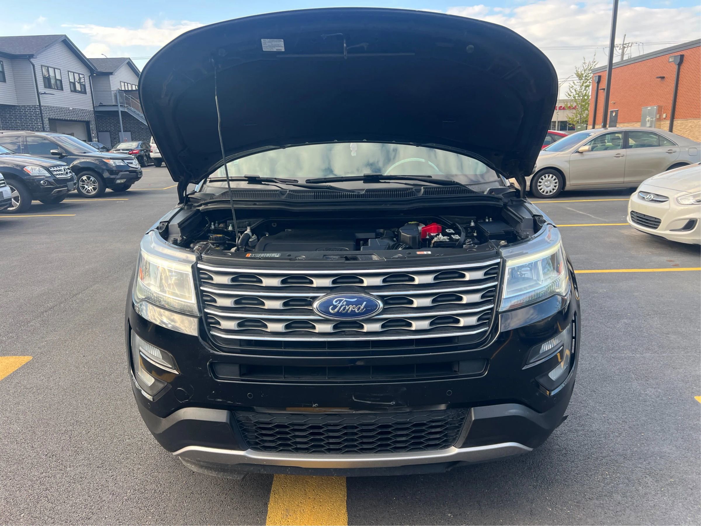 Used 2017 Ford Explorer XLT w/ Equipment Group 202A AWD/4WD image 13
