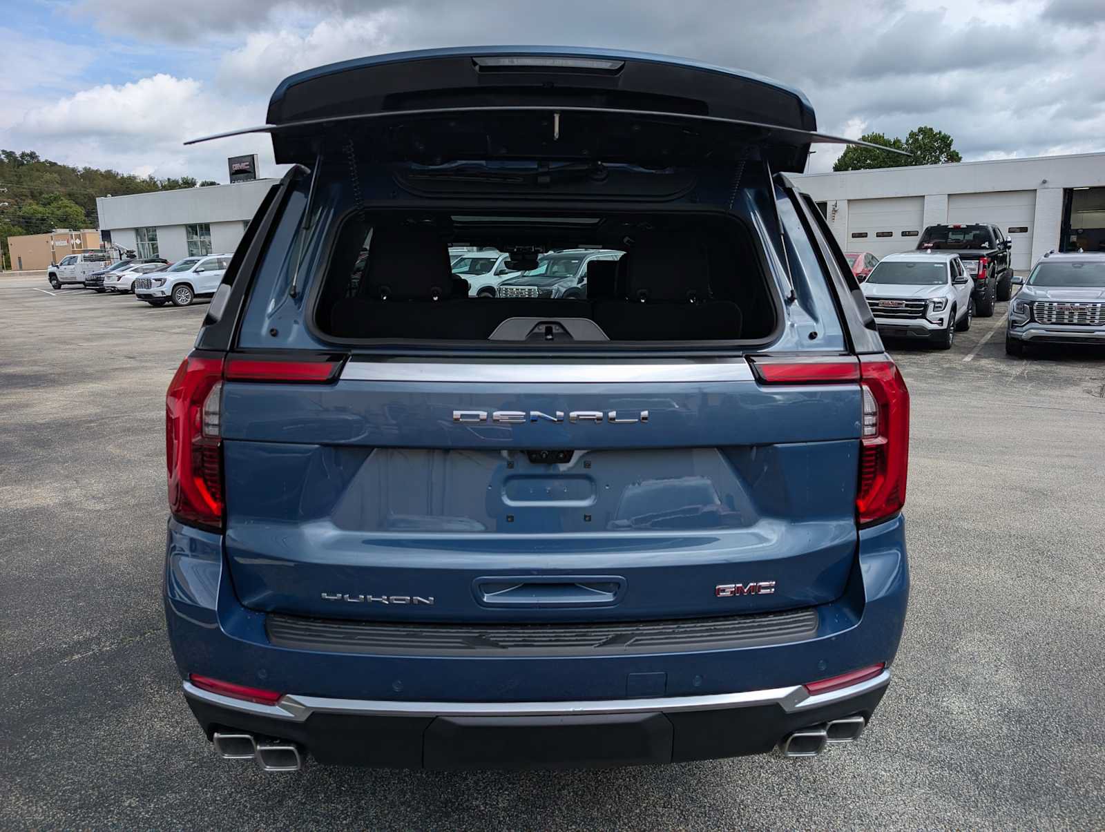 New 2026 GMC Yukon Denali w/ Denali Reserve Package AWD/4WD image 8