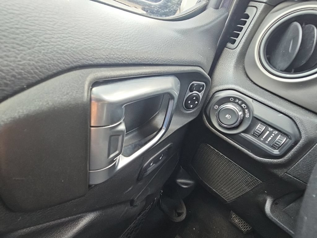 Used 2018 Jeep Wrangler Unlimited Sport S AWD/4WD image 31