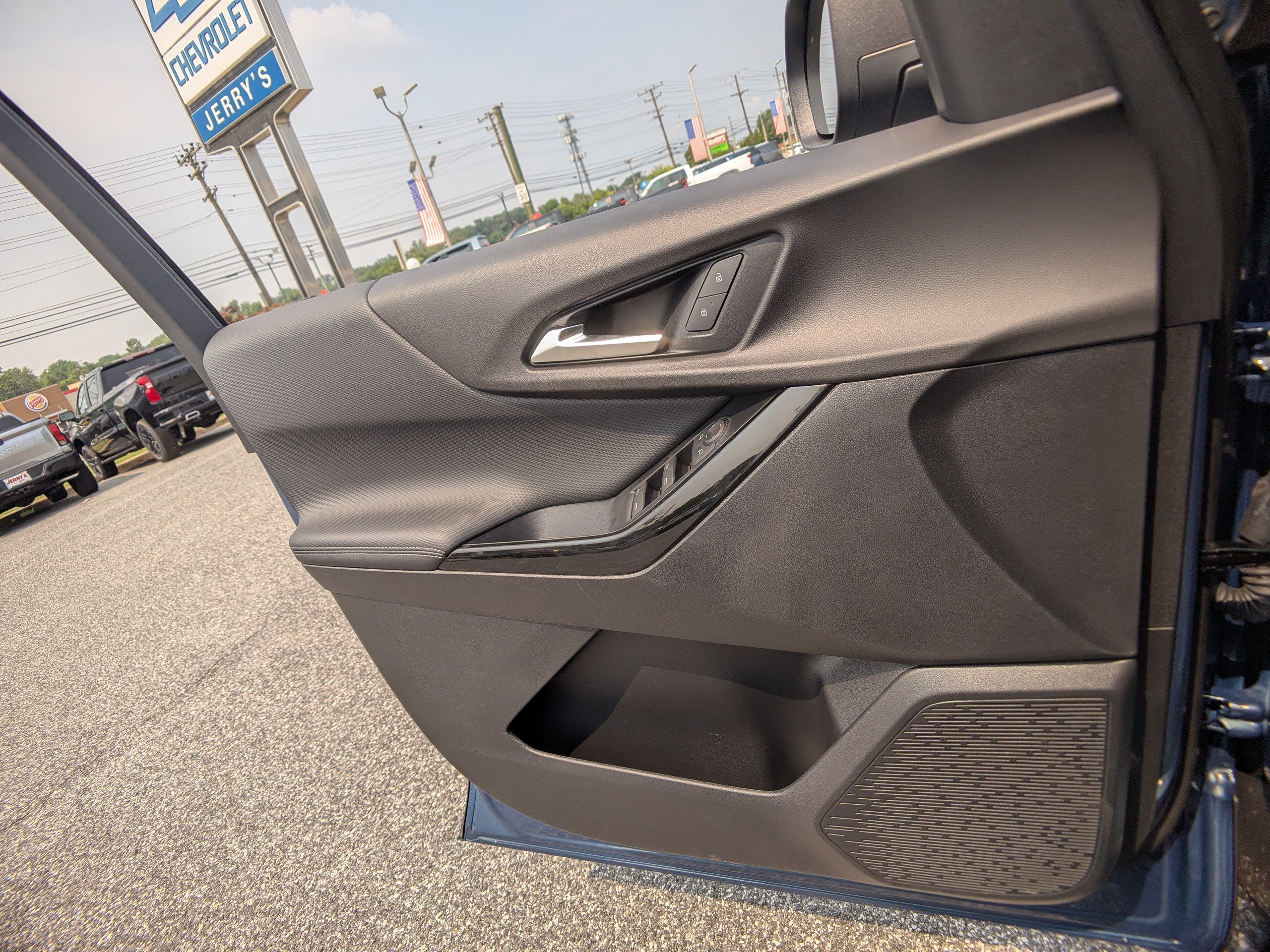 New 2027 Chevrolet Equinox LT w/ Safety and Technology Package FWD image 21