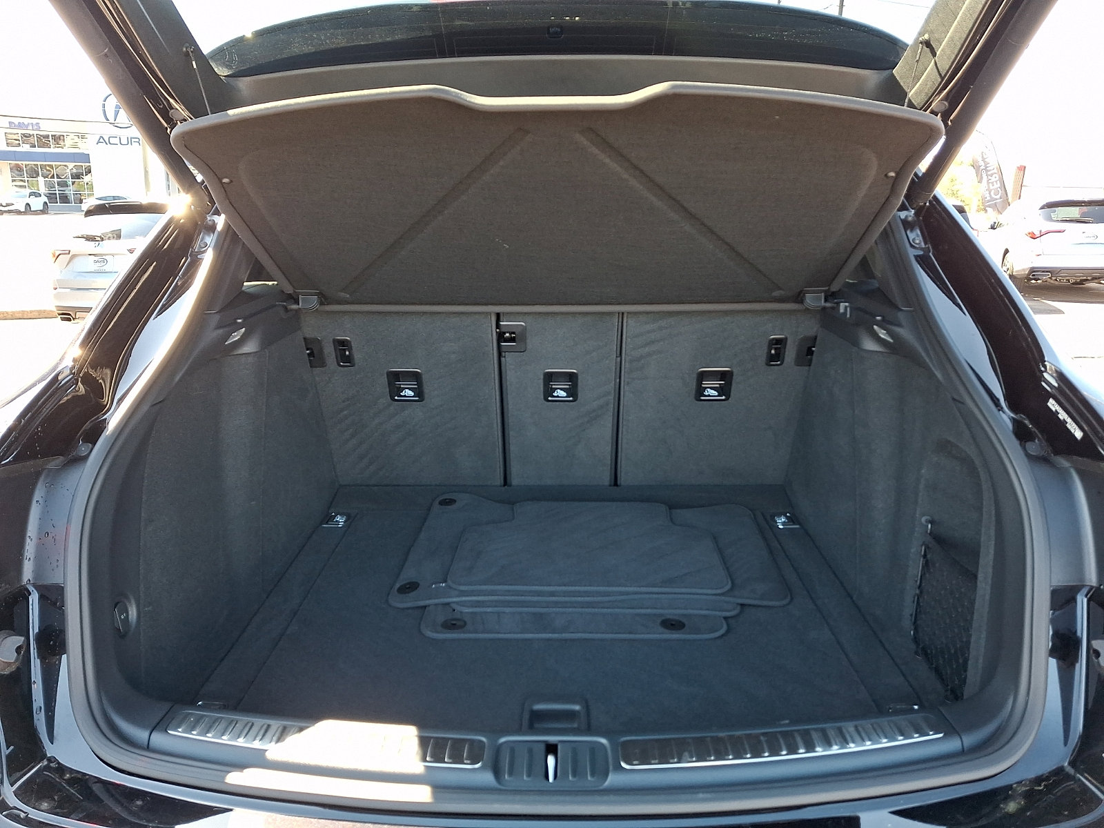 Used 2025 Porsche Macan image 30