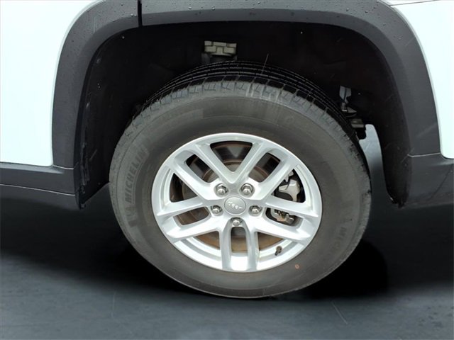 Used 2023 Jeep Grand Cherokee L Laredo image 7