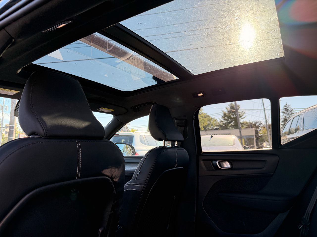 Used 2022 Volvo XC40 P8 Recharge Plus image 17