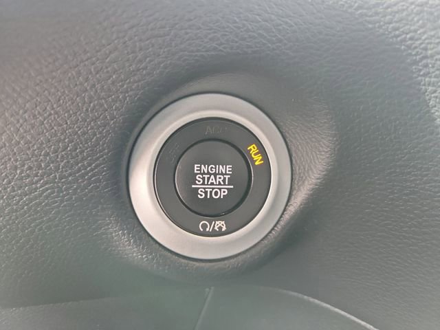 Used 2025 Chrysler Voyager LX image 30