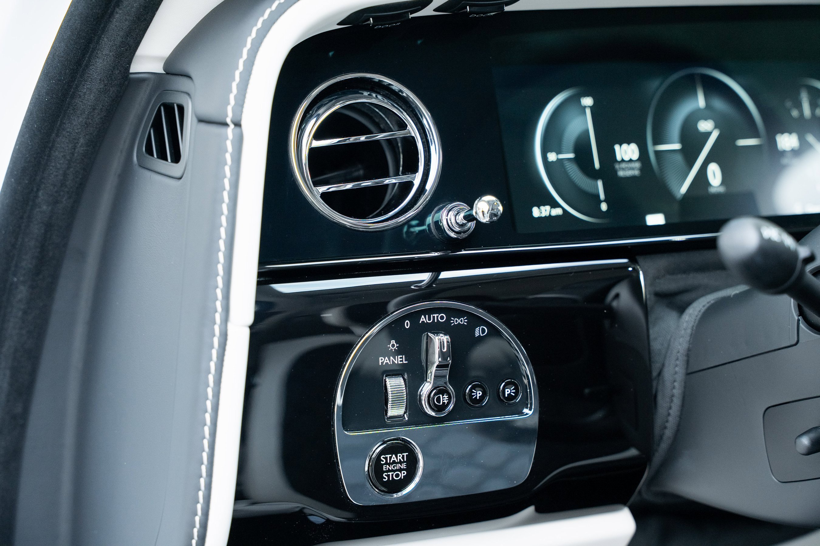 Used 2025 Rolls-Royce Cullinan Black Badge image 25