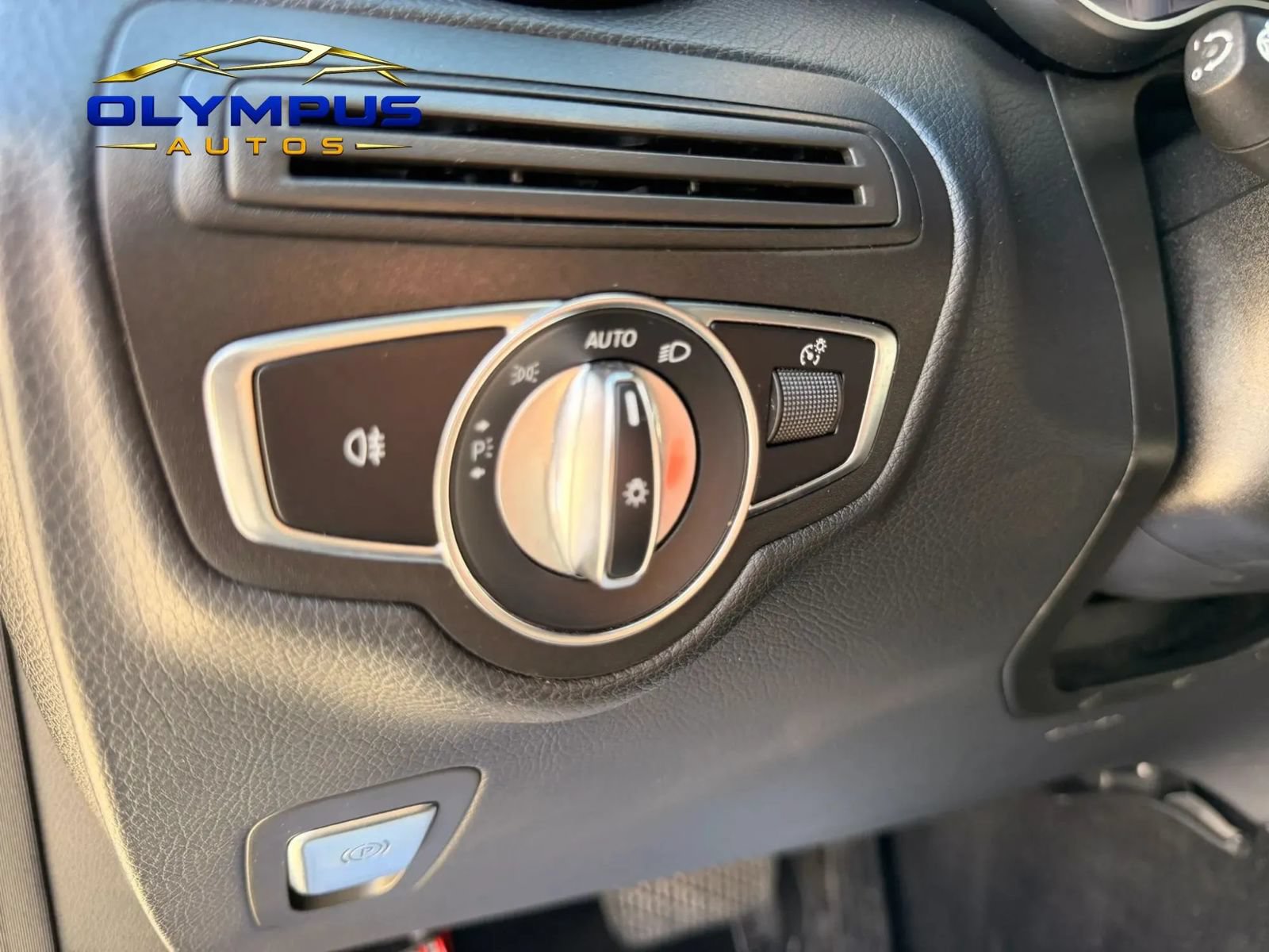 Used 2019 Mercedes-Benz GLC 300 4MATIC w/ Premium Package image 30
