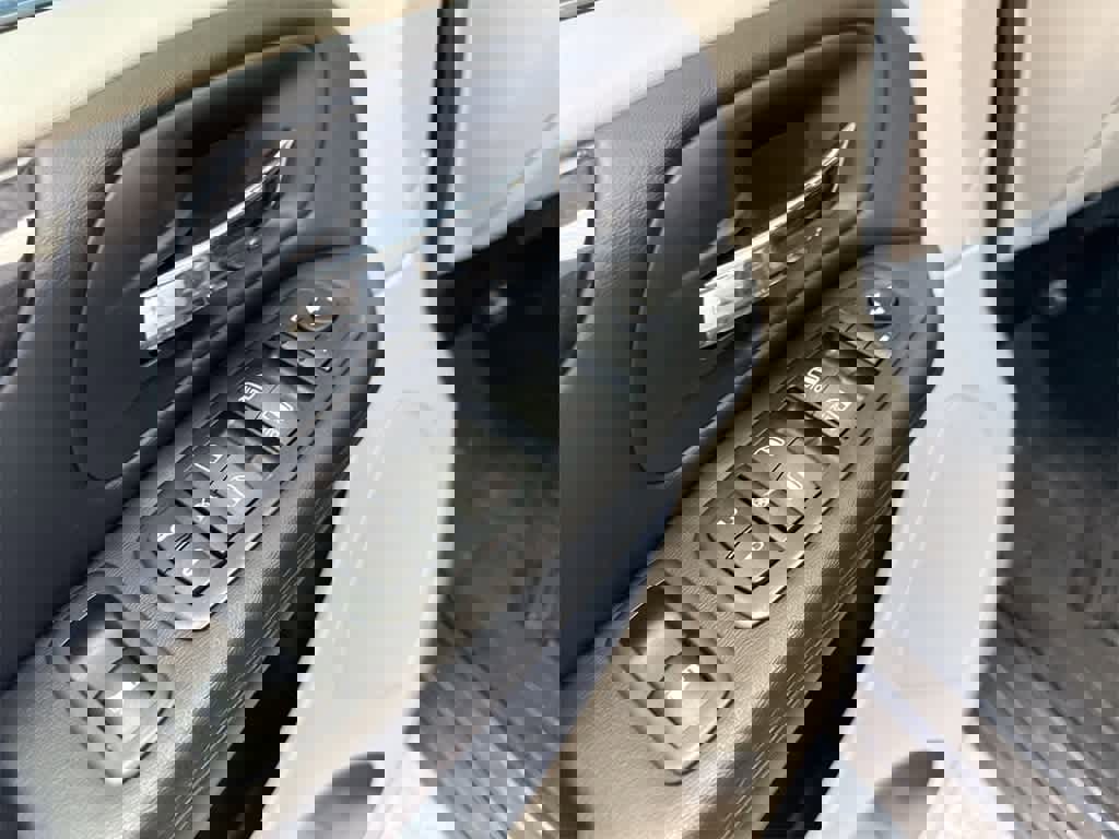 Used 2015 Dodge Grand Caravan SXT w/ UConnect Hands-Free Group image 18