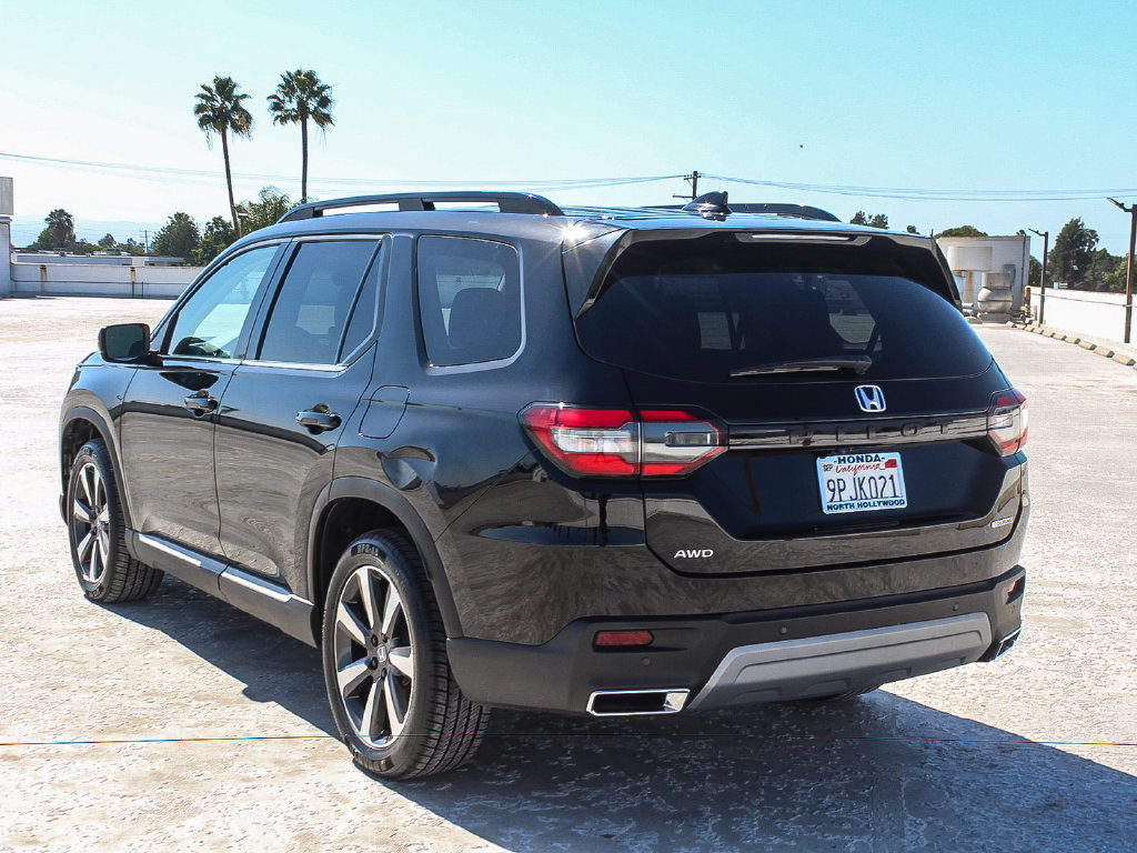 Certified 2025 Honda Pilot Touring image 4