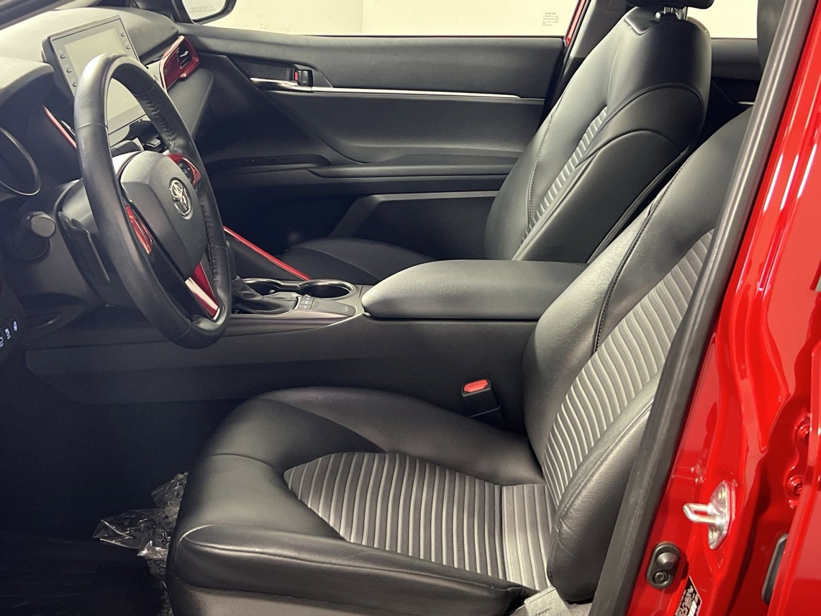 Used 2022 Toyota Camry SE w/ Cold Weather Package image 13