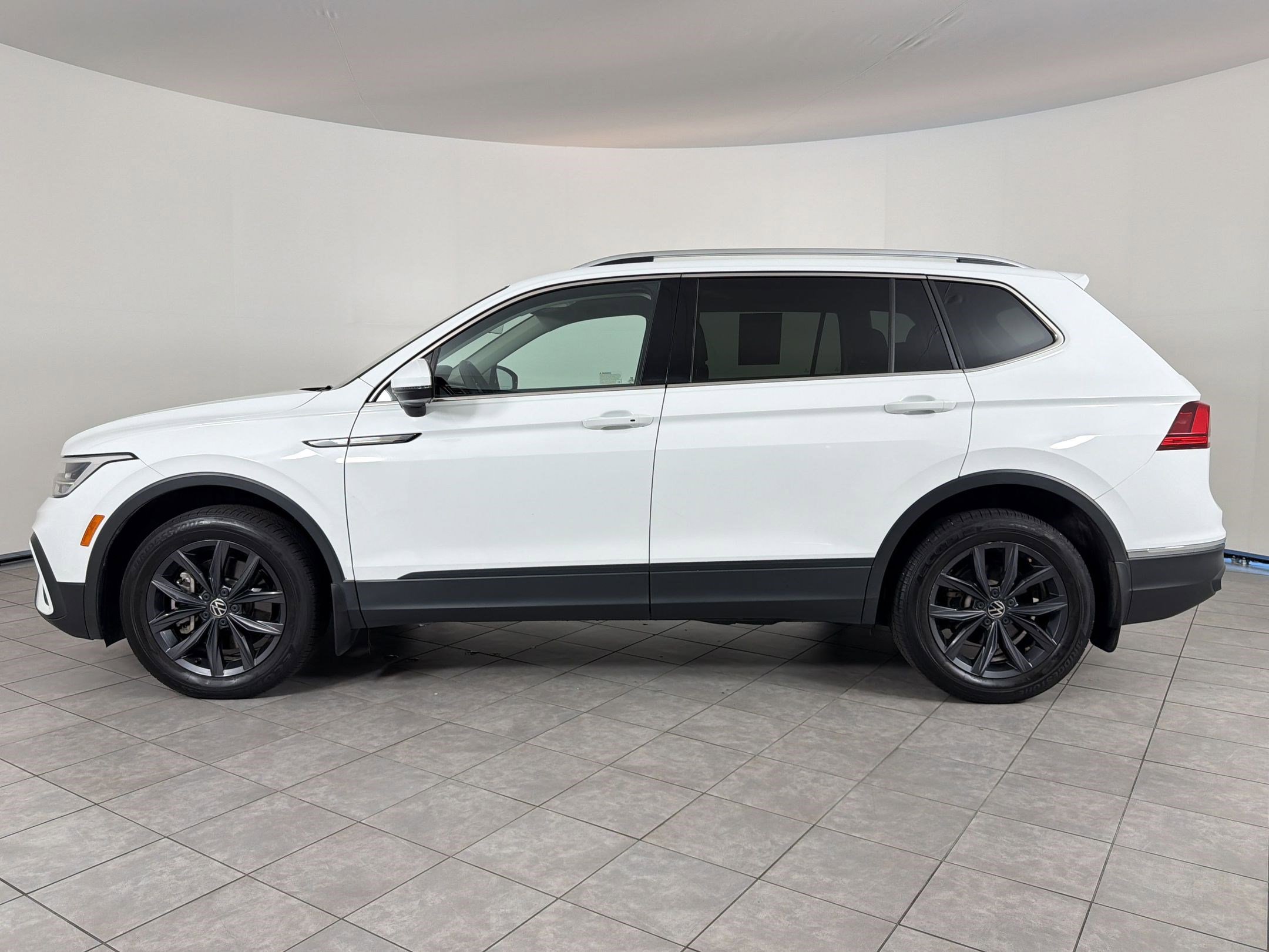 Used 2022 Volkswagen Tiguan SE AWD/4WD image 2