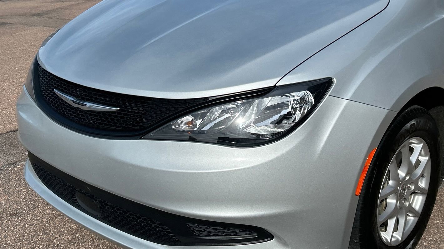 Used 2023 Chrysler Voyager LX image 16