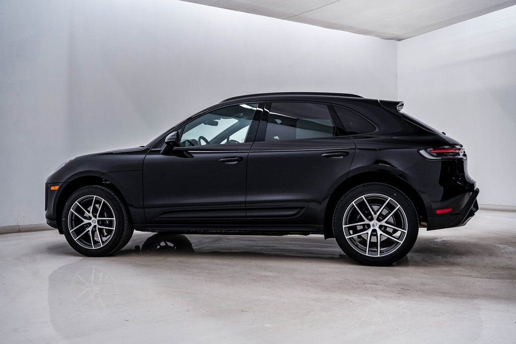 Certified 2025 Porsche Macan image 2
