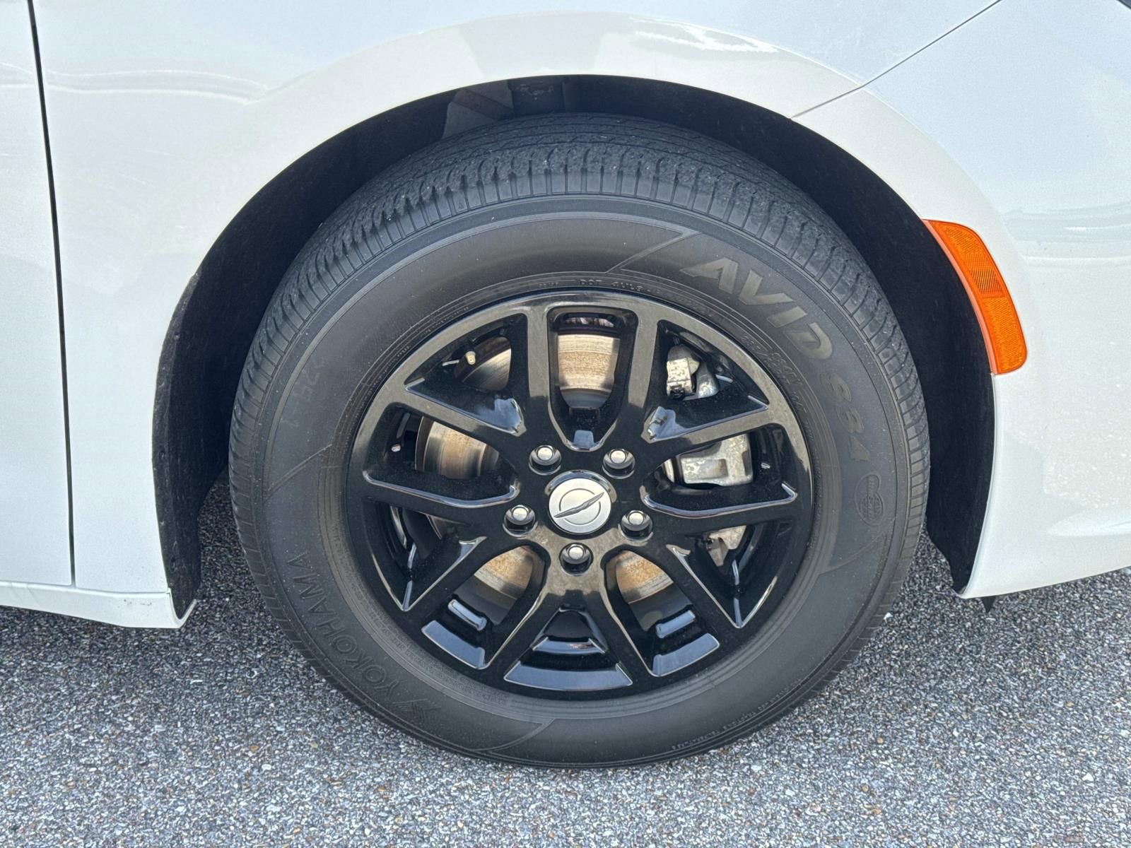 Used 2024 Chrysler Pacifica Touring-L image 4