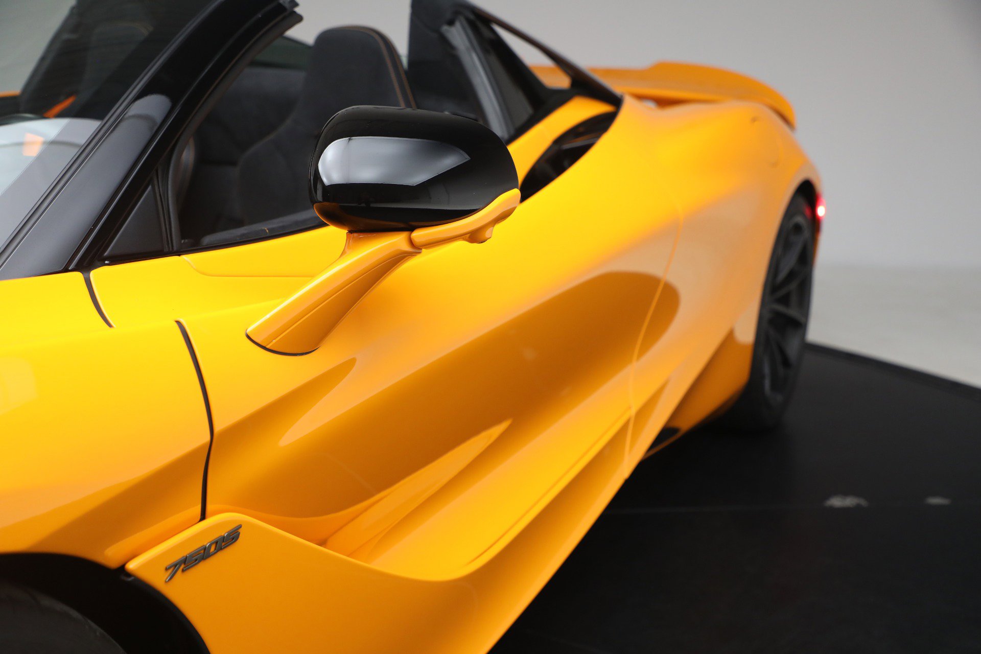 Used 2025 McLaren 750S Spider RWD image 40