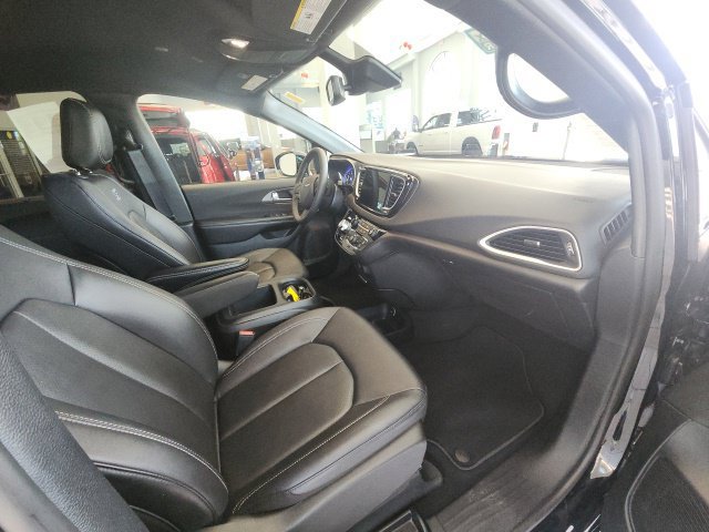 Used 2026 Chrysler Pacifica Select w/ S Appearance Package FWD image 12
