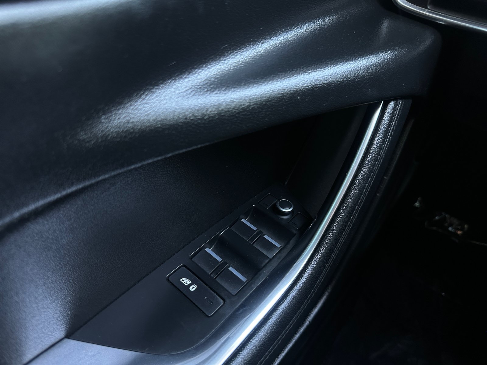 Used 2020 Jaguar XE S RWD image 17