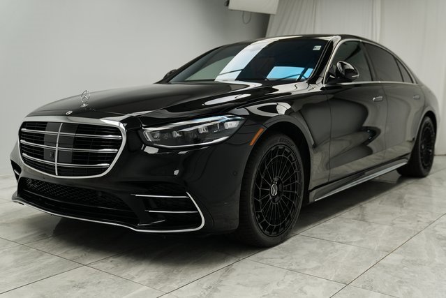 Used 2022 Mercedes-Benz S 580 4MATIC Sedan w/ AMG Line Package image 4