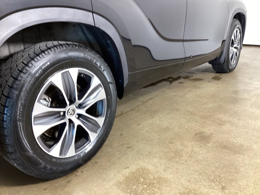 Used 2022 Toyota Highlander XLE AWD/4WD image 9