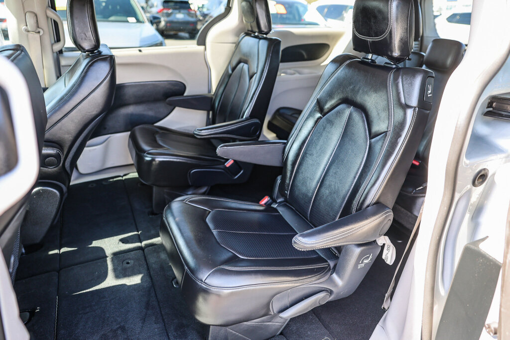 Used 2024 Chrysler Pacifica Touring-L FWD image 9