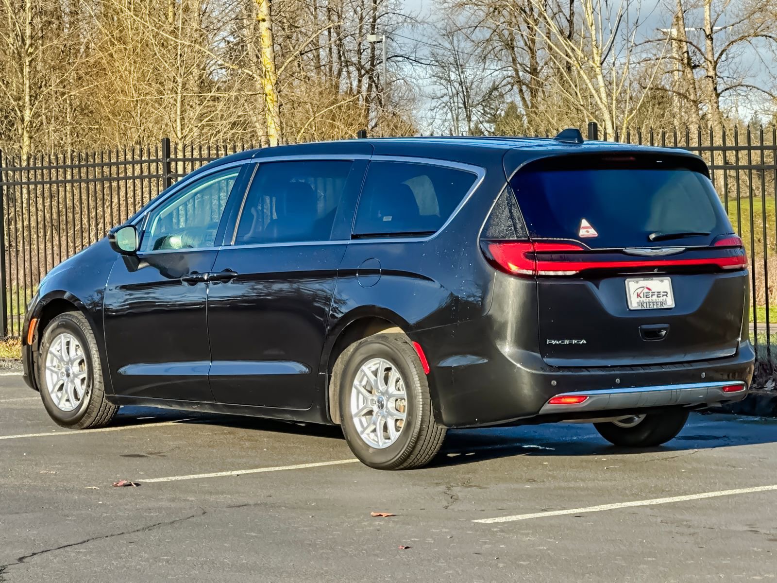 Used 2023 Chrysler Pacifica Touring-L image 5