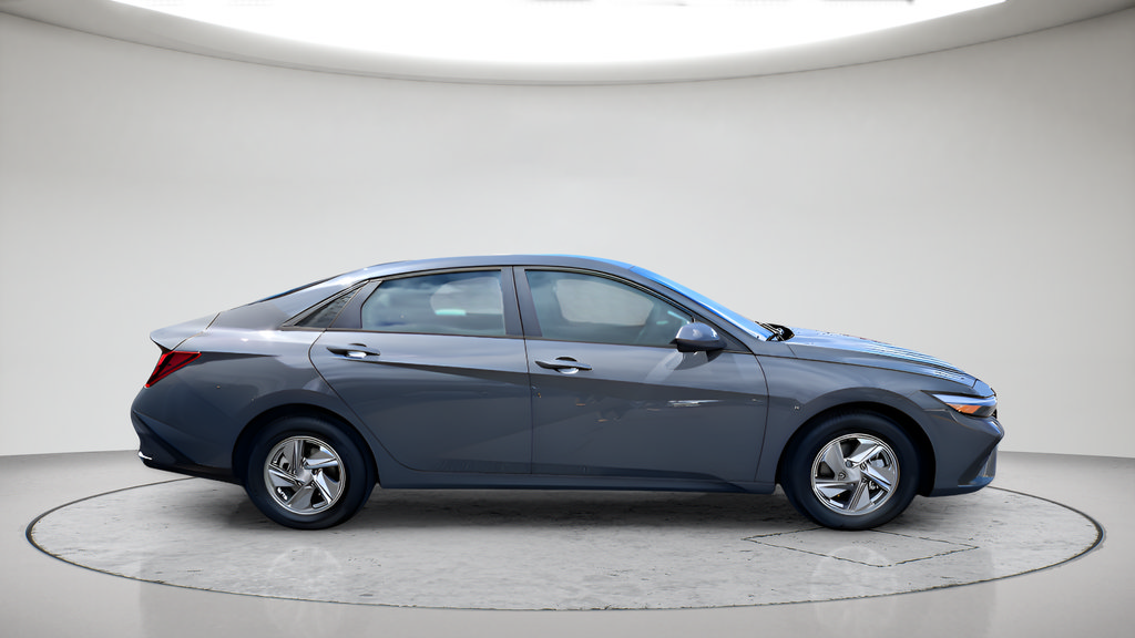 Used 2026 Hyundai Elantra SE FWD image 2