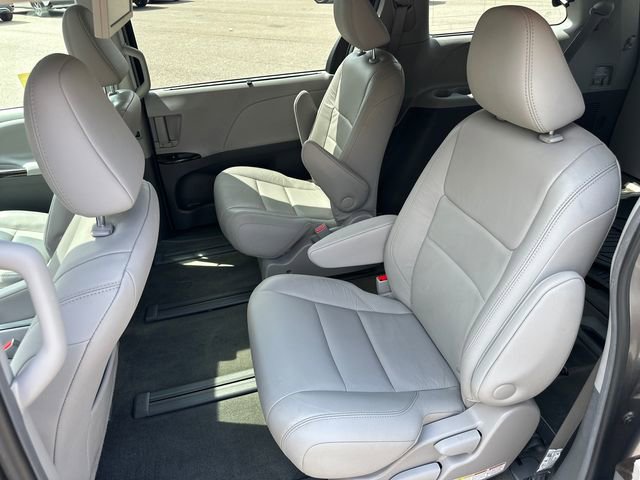 Used 2017 Toyota Sienna XLE Premium image 19