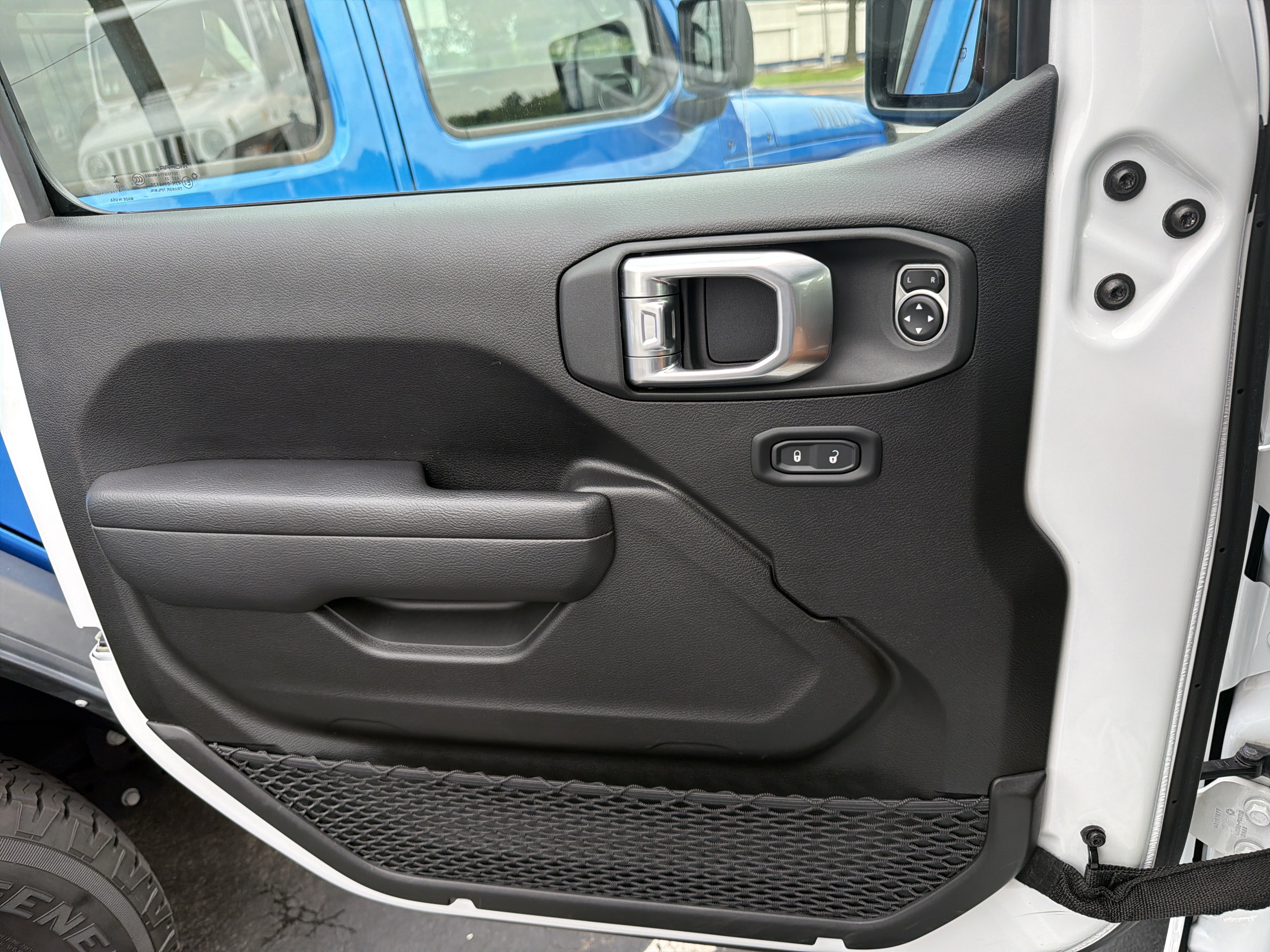 Certified 2023 Jeep Wrangler Unlimited w/ Cold Weather Group AWD/4WD image 37