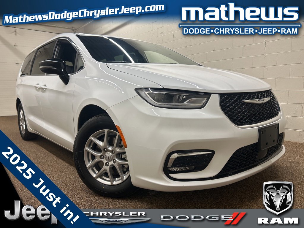 Used 2025 Chrysler Pacifica Select image 1