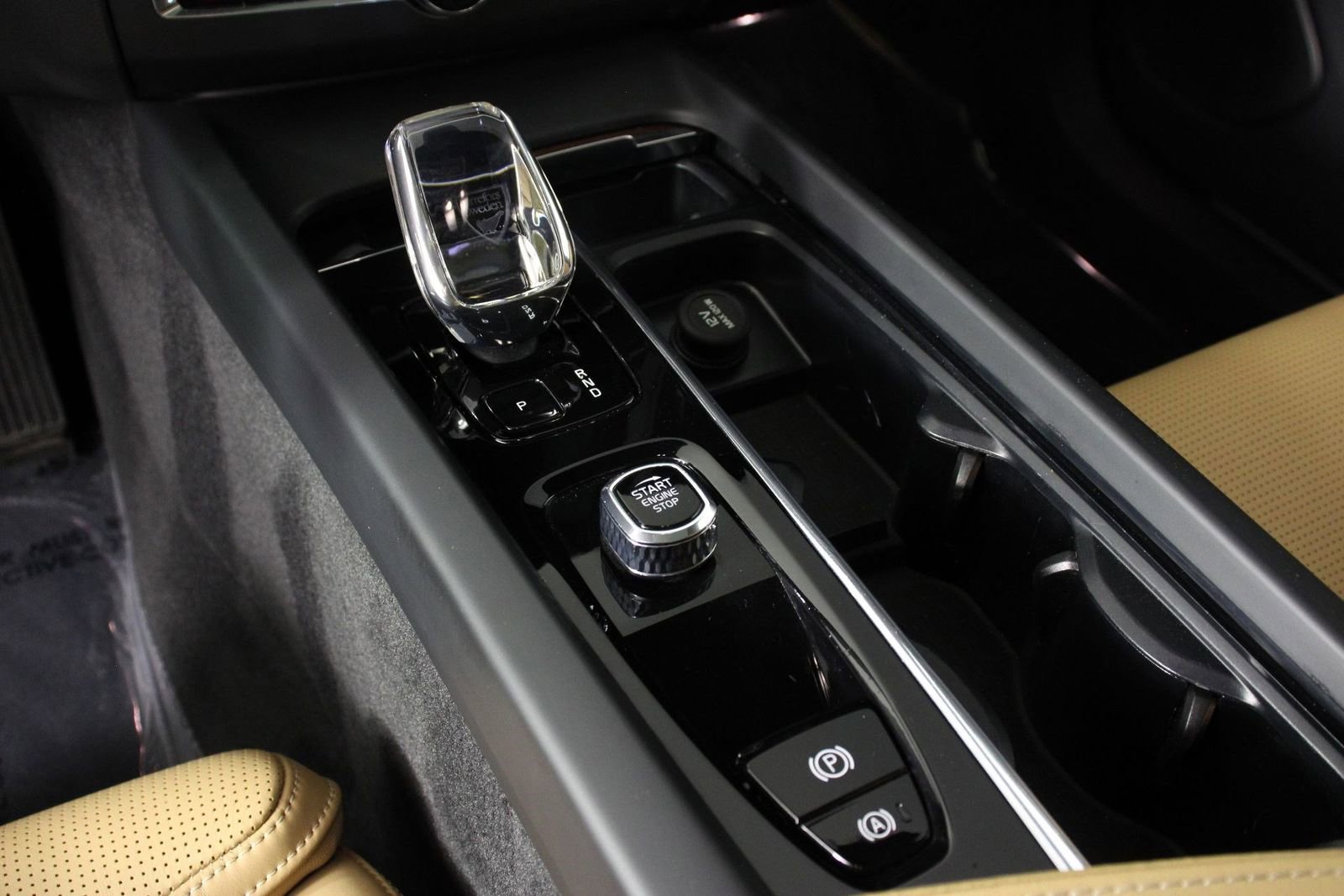 Certified 2023 Volvo XC60 B5 Ultimate w/ Climate Package image 15