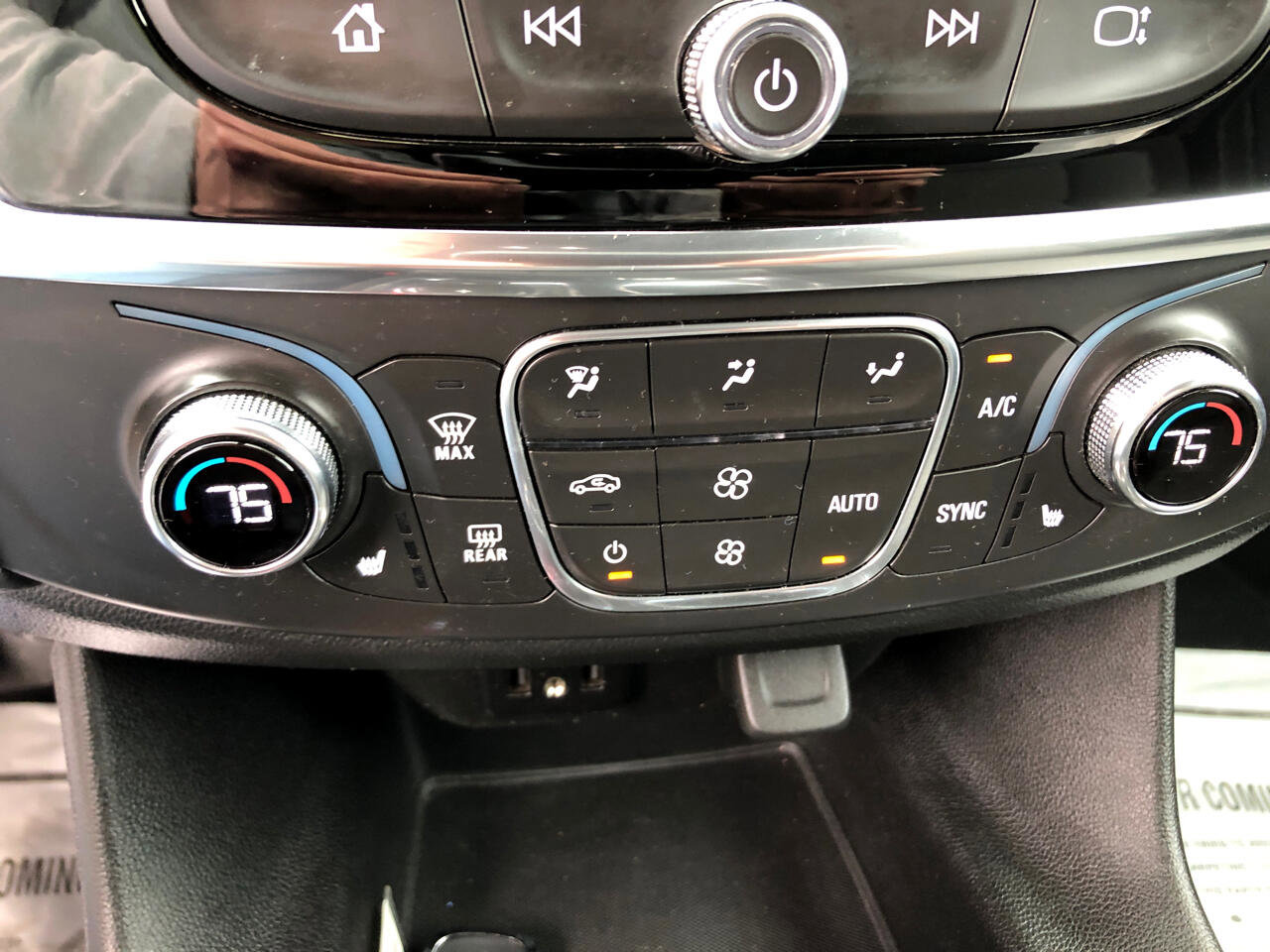 Used 2020 Chevrolet Traverse LT image 23